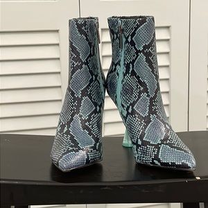 Gianni bini 6.5M fawlie snake print clear heeled bootie